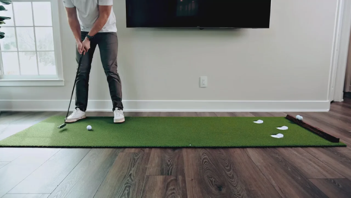 Golf putting green mat for practice at home